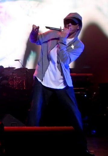 Eminem_performing_live_at_dj_hero_party.jpg,  bytes